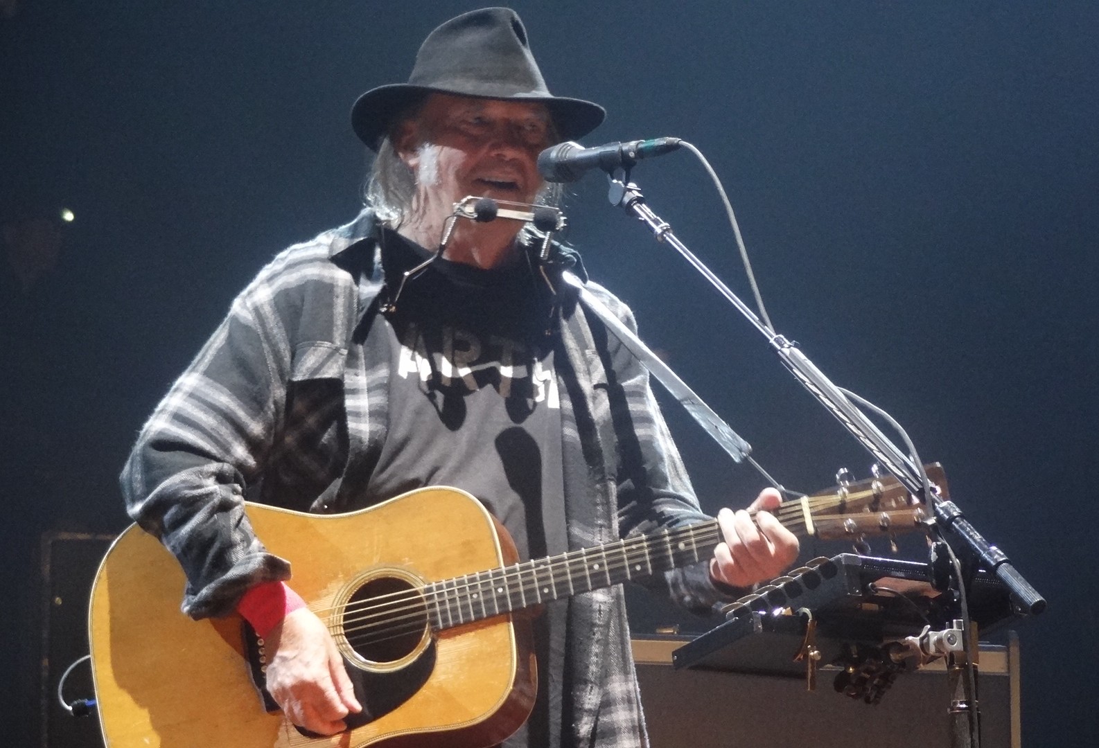 NeilYoungAndPromiseOfTheReal2016EuropeTourCompilation (15).JPG